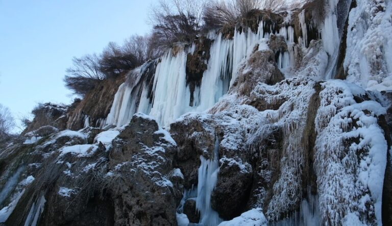 Doğanın Görsel Sanatı Girlevik Şelalesi Buz Tuttu