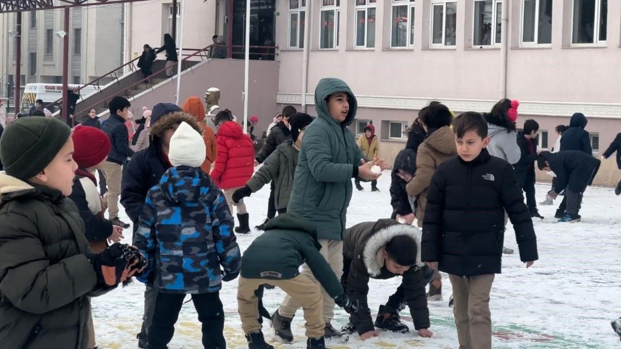 Kar yağışının Etkili Olduğu Erzincan’da Okullarda Kartopu Şenliği Yaşandı