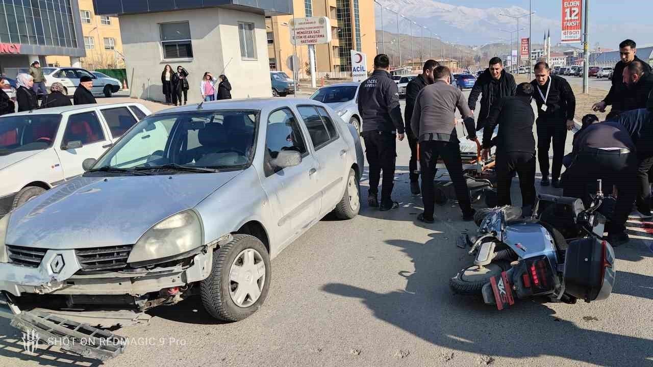 Otomobille Çarpışan Motosikletin Sürücüsü Ağır Yaralandı