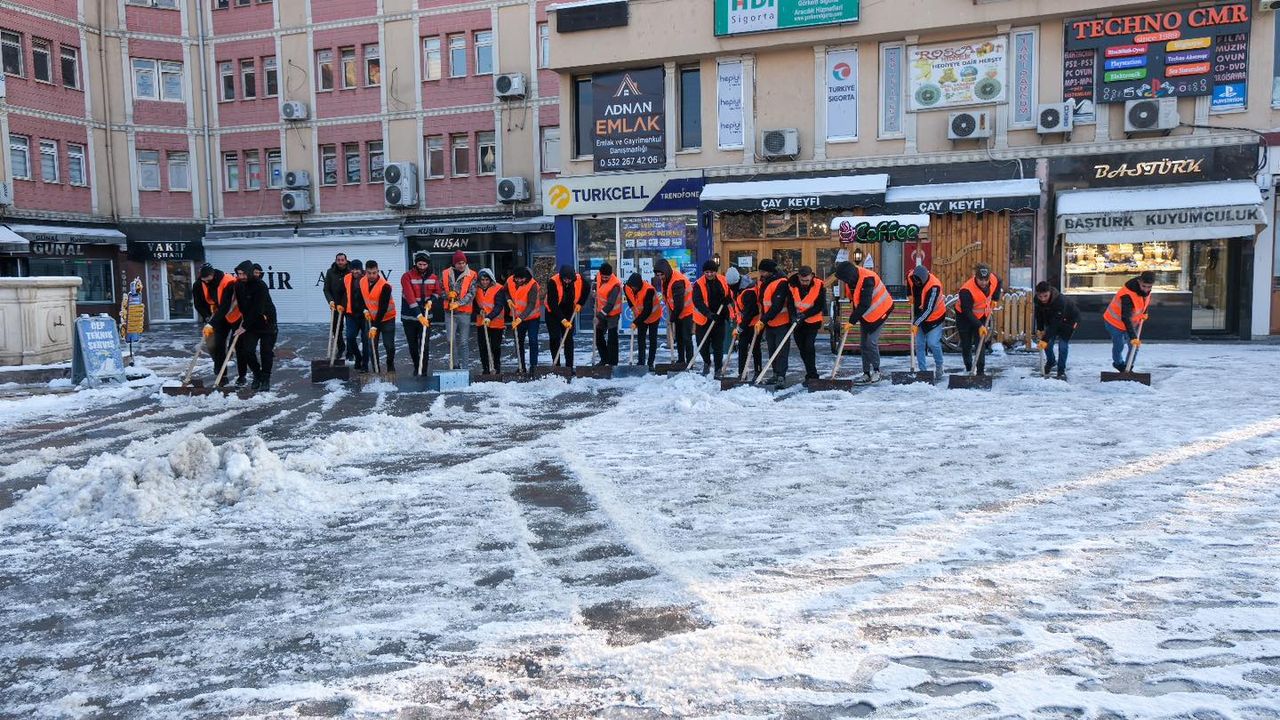 Belediye Ekiplerinden Kar Küreme Mesaisi