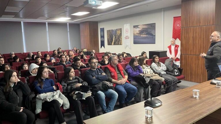 On Üç Şubat Gençlik Merkezinde Gençlere Afet Farkındalık Eğitimi Verildi