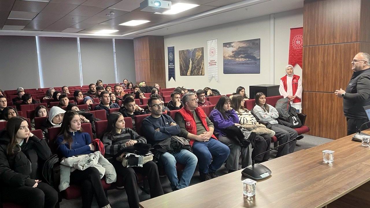 On Üç Şubat Gençlik Merkezinde Gençlere Afet Farkındalık Eğitimi Verildi