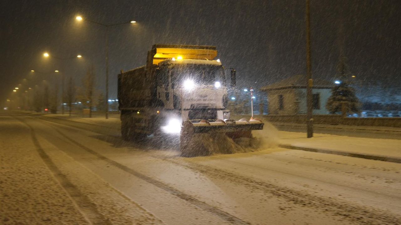 Gece Boyunca Kar Temizliği Yaptılar