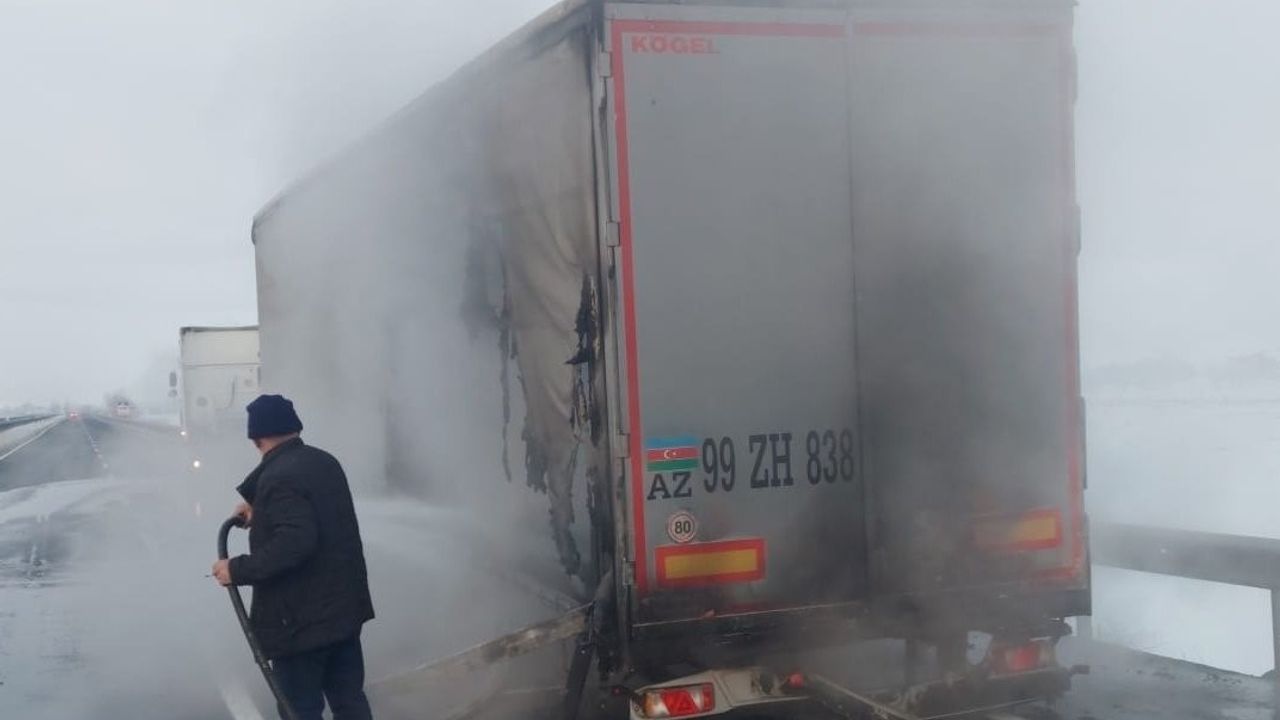 Erzincan Erzurum Karayolunda Tırın Dorsesi Yandı