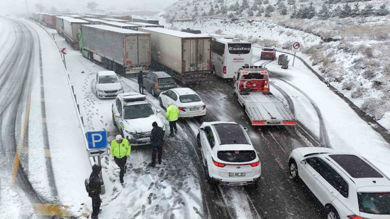 Erzincan’da Sakaltutan ve Ahmediye Geçitlerinde Kar Ulaşıma Engel Oldu