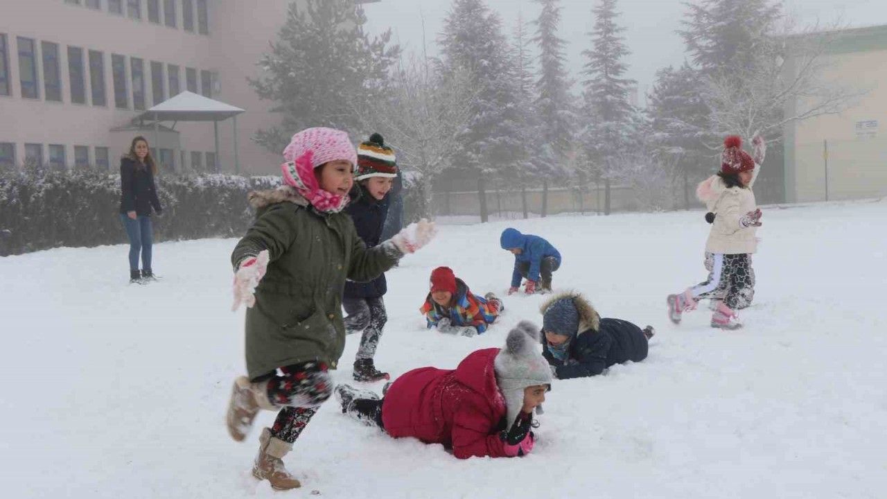 Erzincan’ın Refahiye ve Çayırlı İlçelerinde Kar Tatili