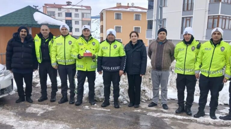 Görevdeki Polise Eksi 15 Derecede Doğum Günü Sürprizi