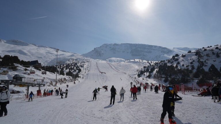 Kayakçılar Pistte,  Paraşütçü Ergan Semalarında Süzüldü