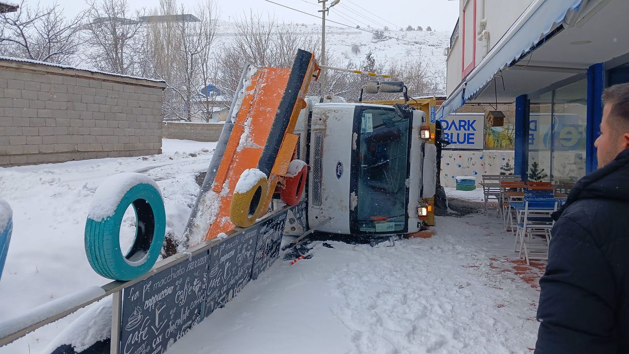 Kar Küreme aracı Kaza Yaptı