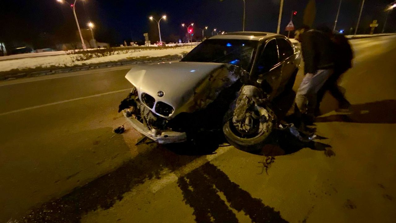 Akyazı Kavşağında Üç Otomobilin Karıştığı Kazada 3 Kişi Yaralandı