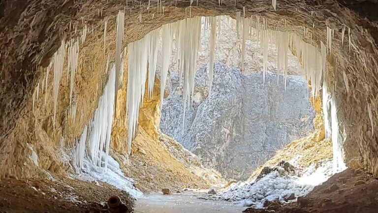 Kemaliye “Taş Yolu” buz tuttu