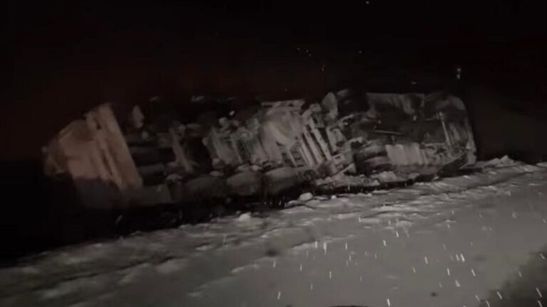 Sakaltutan’da Tır Devrildi: 1 Yaralı