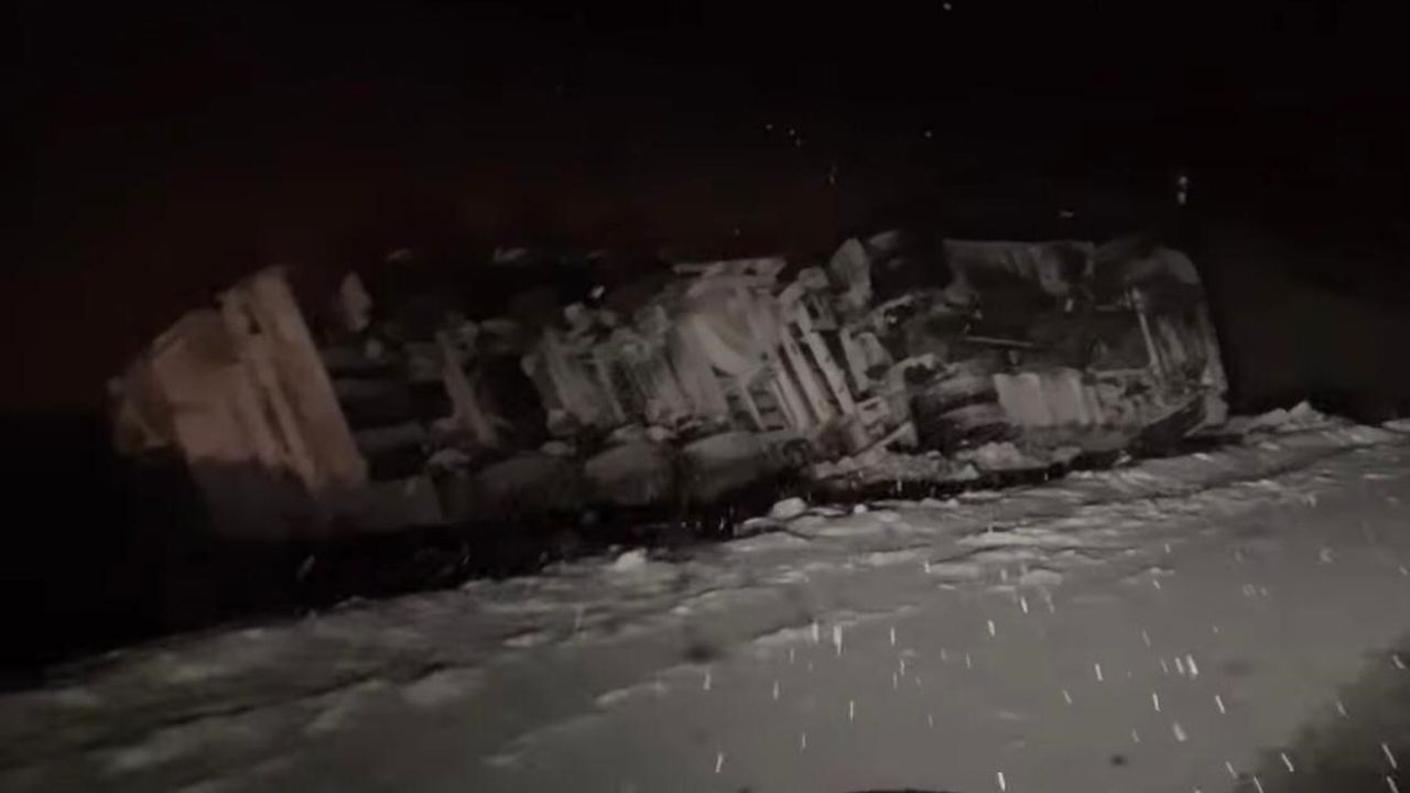 Sakaltutan’da Tır Devrildi: 1 Yaralı