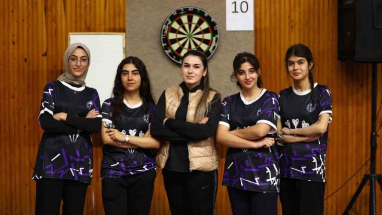 Tercan Anadolu Lisesi kız dart takımı bölge birincisi