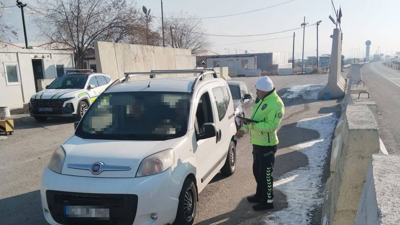 Trafik Ekipleri Uygulama Noktasındaki Araçlara Ceza Yağdırdı