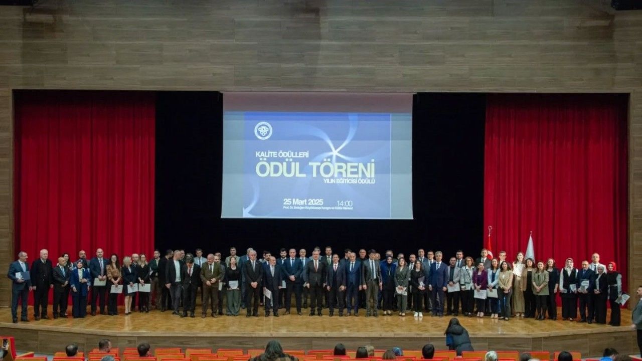 EBYÜ’de ‘Kalite Ödülleri ve Yılın Eğiticisi Ödül Töreni’ Düzenlendi