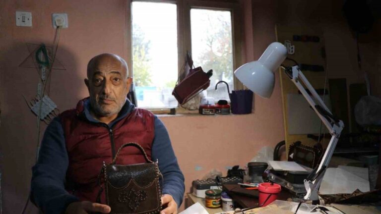 Engelli Depremzede El Emeği Yaptığı Çantalarla Geçimini Sağlıyor