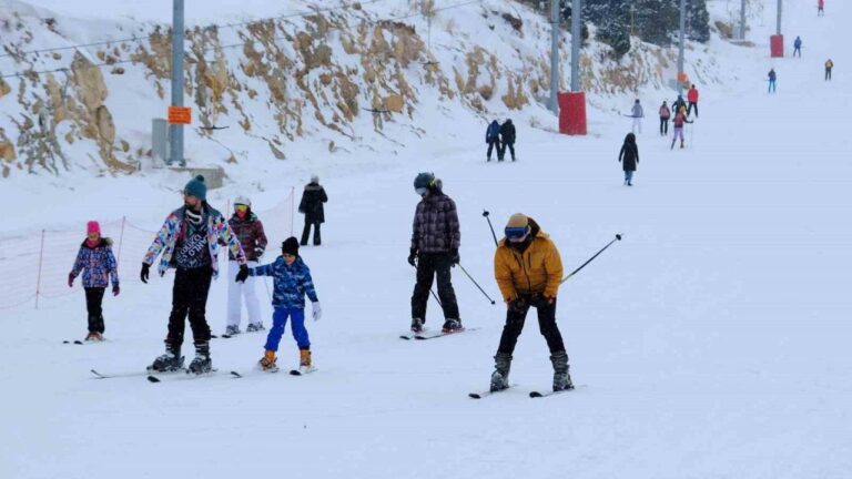 Ergan Dağında Kayak Sezonu Devam Ediyor