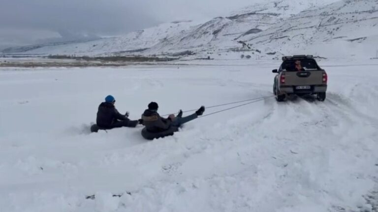 Gençlerden Lastik Botla Kayak Keyfi