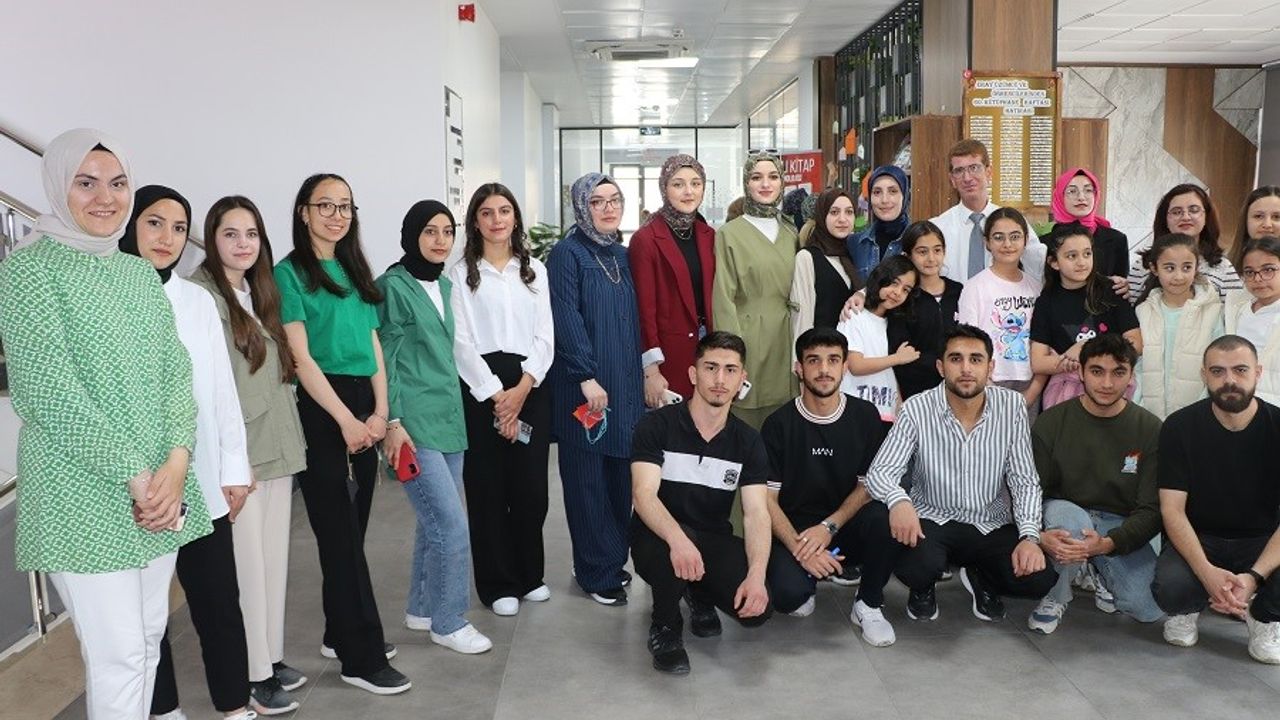 61. Kütüphane Haftasında 61 Öğrenciden Farkındalık Etkinliği