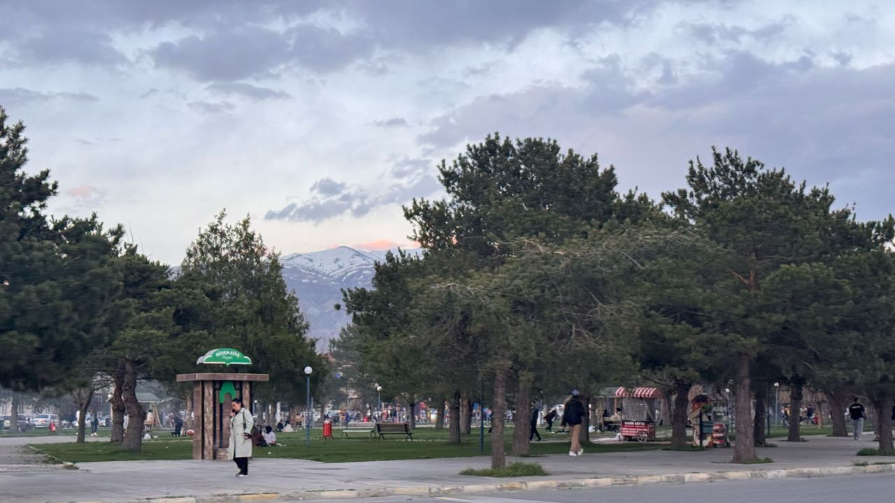 Erzincan Atatürk Parkı Piknikçilerin Akınına Uğradı