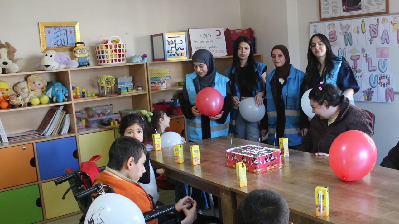 23 Nisan’ı Özel Çocuklarla Kutladılar