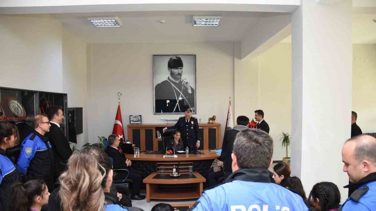 Emniyet Müdürü Baybaba Koltuğunu Kız Öğrenciye Devretti