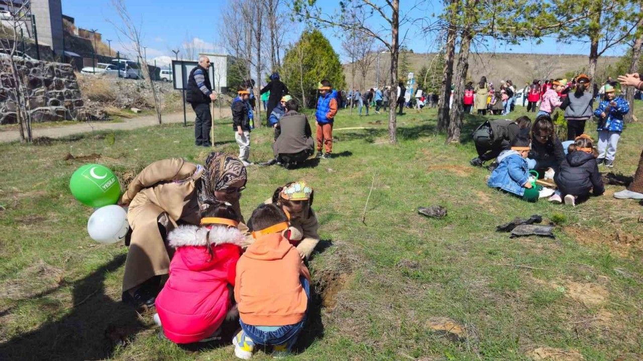 Erzincan’da 524 fidan toprakla buluştu