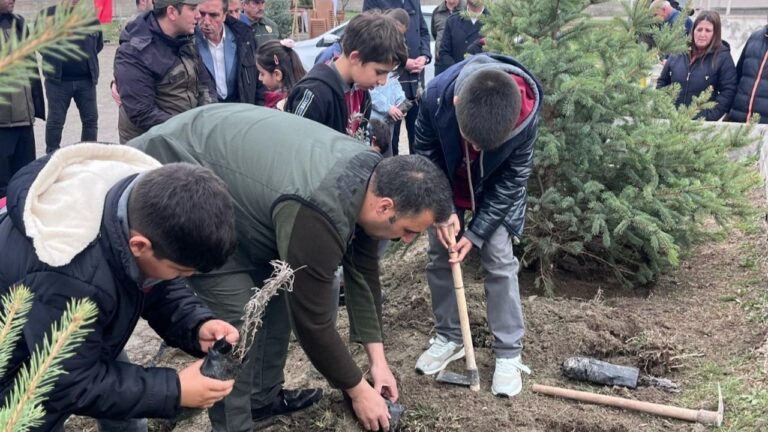 Erzincan’da Şehit Ailesiyle Yeşil Vatan İçin Ağaç Diktiler