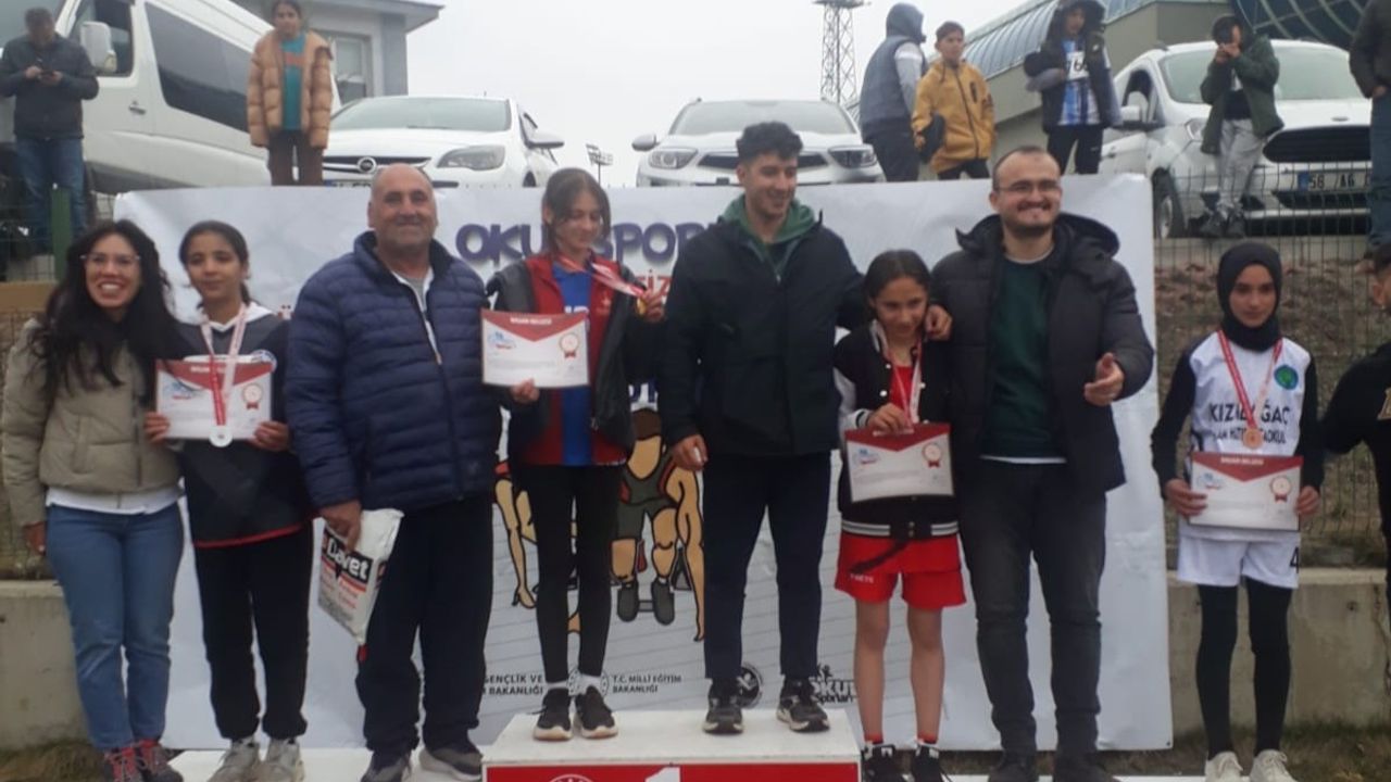 Erzincanlı ortaokul öğrencisinden Yüksek Atlamada grup birinciliği