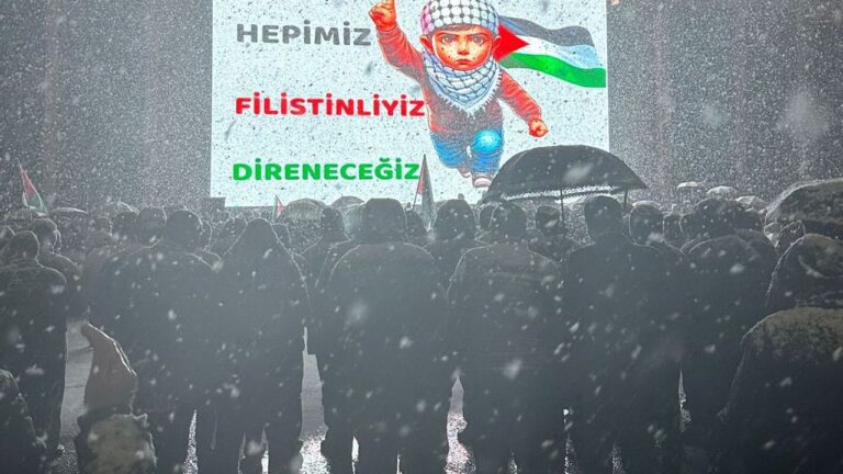 Kar Altında Filistin İçin Tek Yürek Oldular