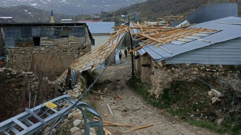 Fırtına Çatıları Uçurdu