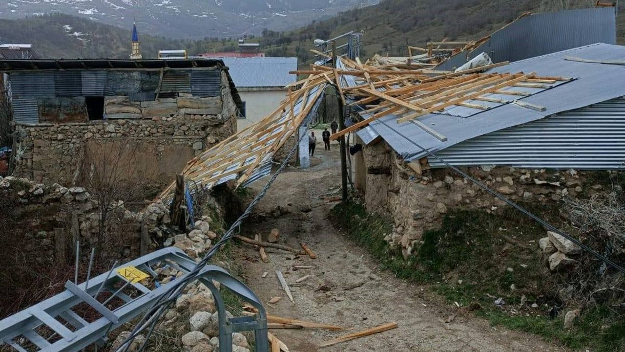 Fırtına Çatıları Uçurdu