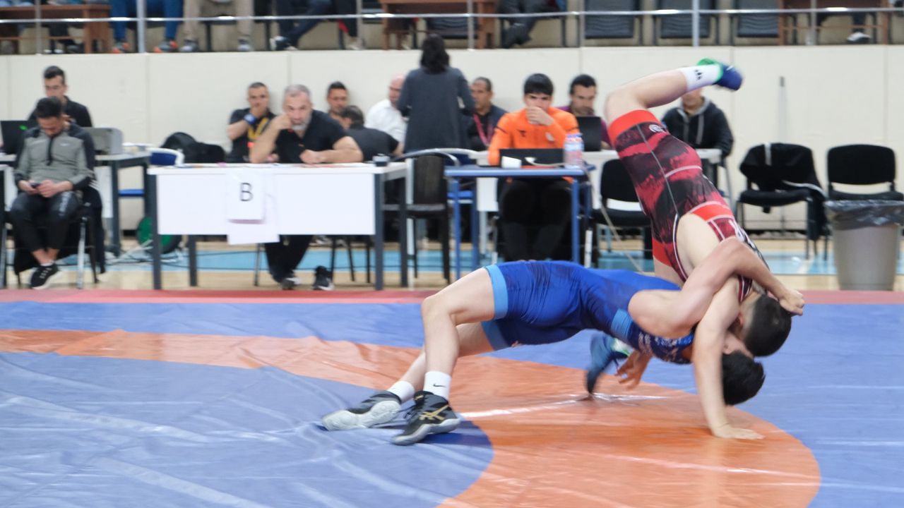 U15 Güreş Grup Müsabakaları Nefes Kesiyor