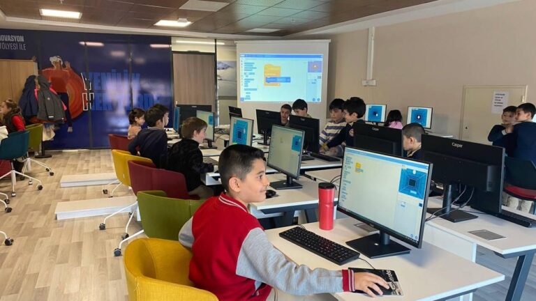 Geleceğin Teknoloji Liderleri 13 Şubat Gençlik Merkezi’nde Yetişiyor