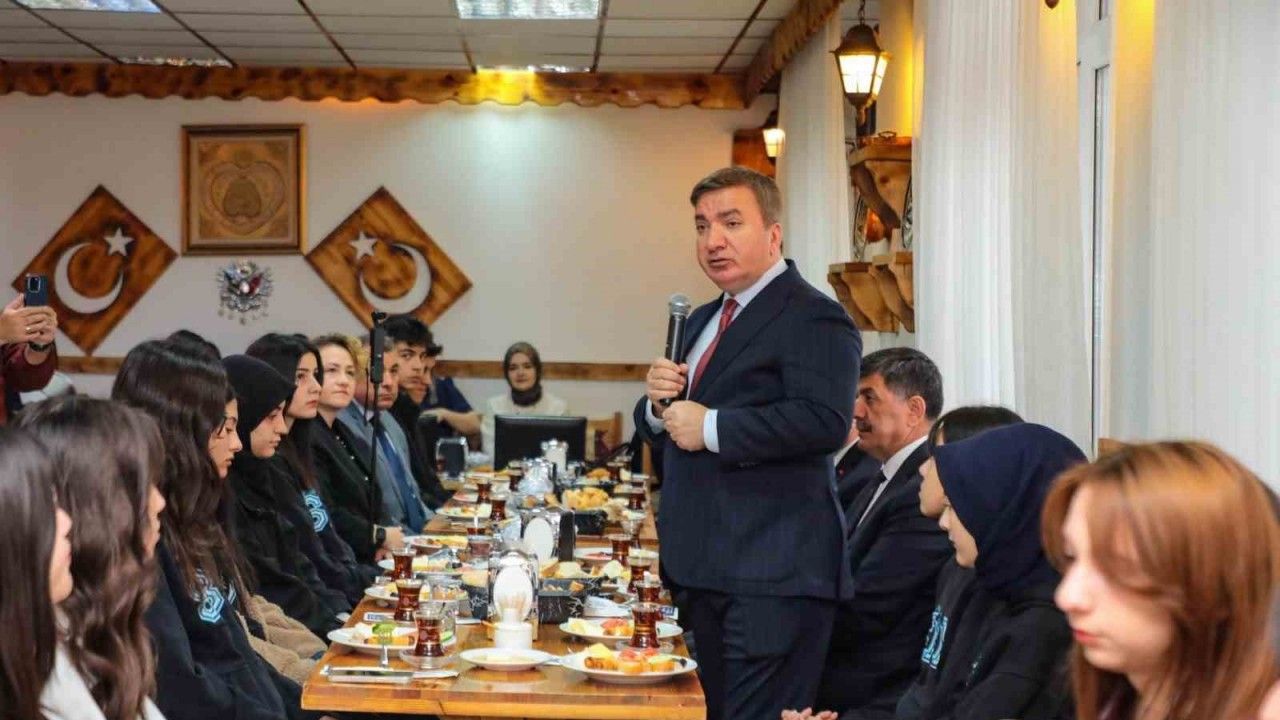 Vali Aydoğdu PISA sınavı öncesi öğrencilerle bir araya geldi