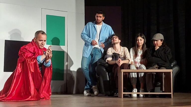 “Deliler Evi” Tiyatro Oyunu Ayakta Alkışlandı