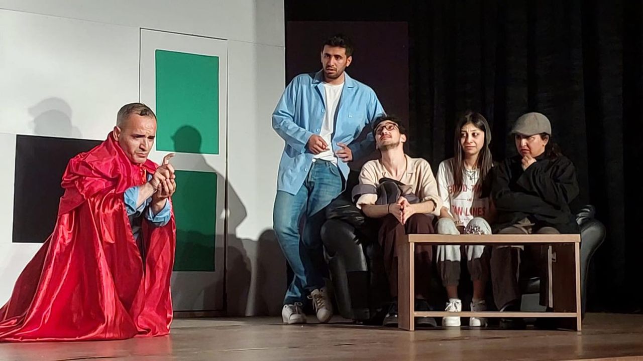 “Deliler Evi” Tiyatro Oyunu Ayakta Alkışlandı