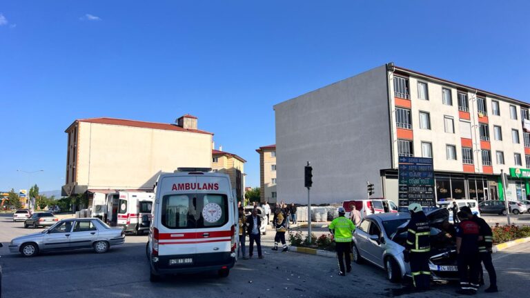 Taksim TOKİ Kavşağında Kaza; 4 Yaralı