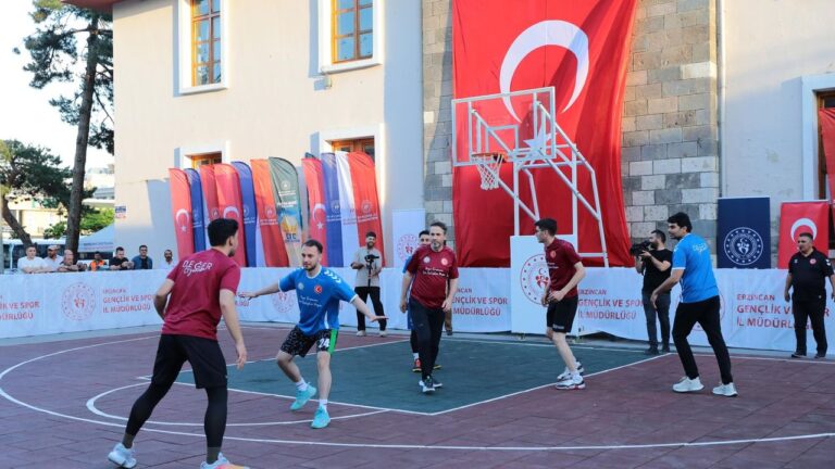 Bakan Bayraktar Değer Erzincan Sporcularıyla Basketbol Oynadı