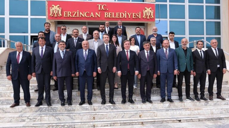 Bakan Bayraktar Erzincan Belediyesi’ni Ziyaret Etti