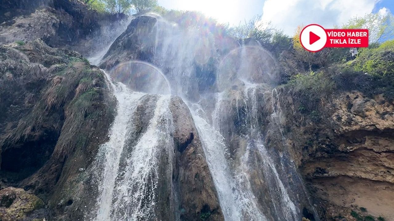 Erzincan’da Girlevik Şelalesi Coştu: Baharın Gelişiyle Görsel Şölen