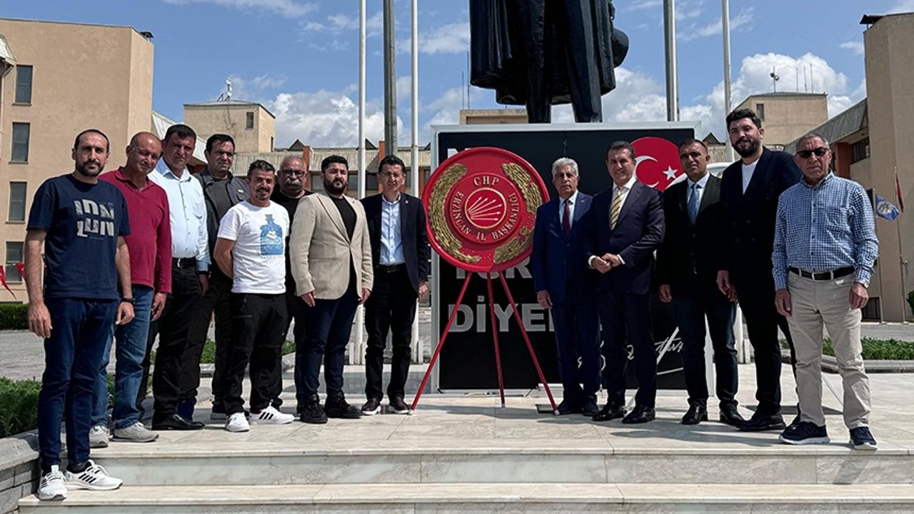 CHP’den Atatürk Anıtı Önünde Bayram Kutlaması