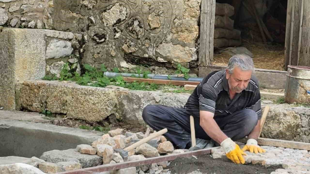 Ekmeğini 45 Yıldır Taştan Çıkarıyor