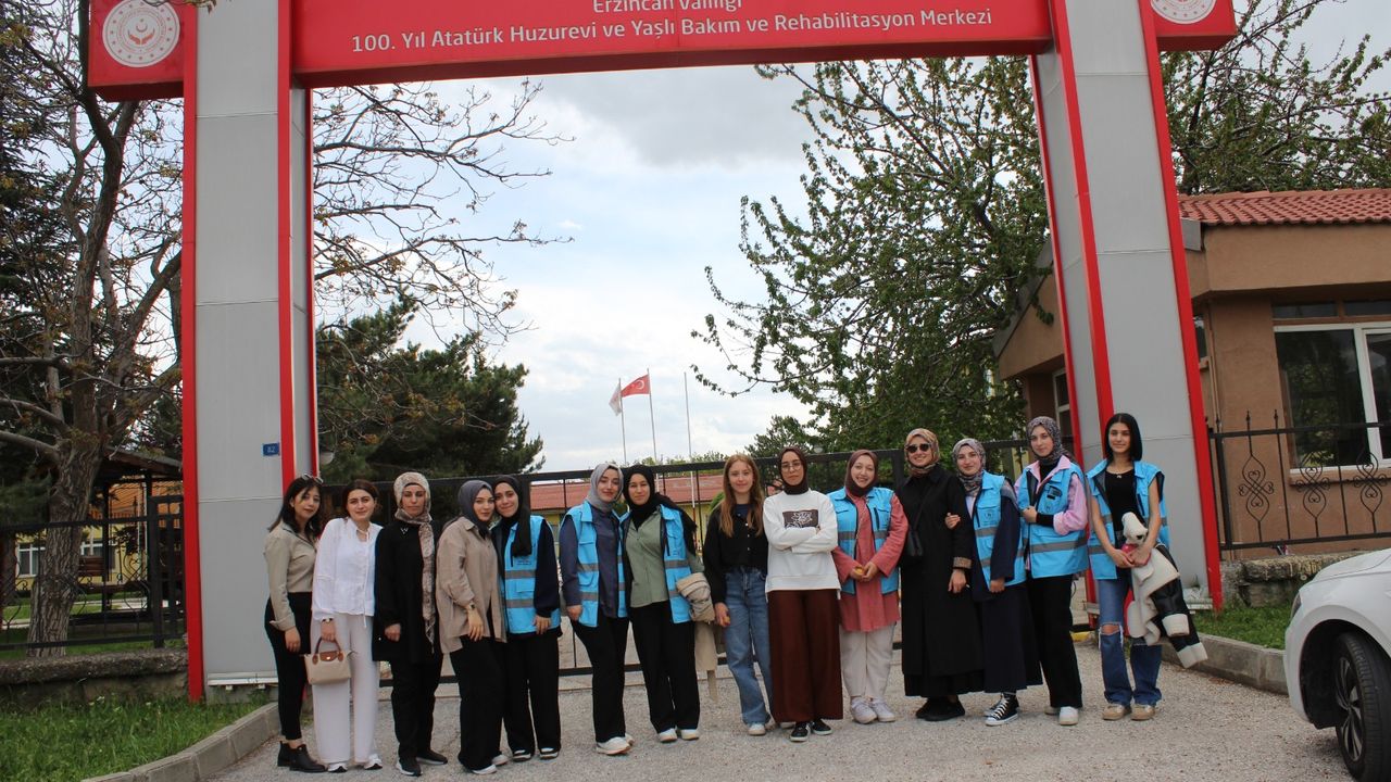 Erzincan Yurt Öğrencilerinden Huzurevine Anneler Günü Ziyareti