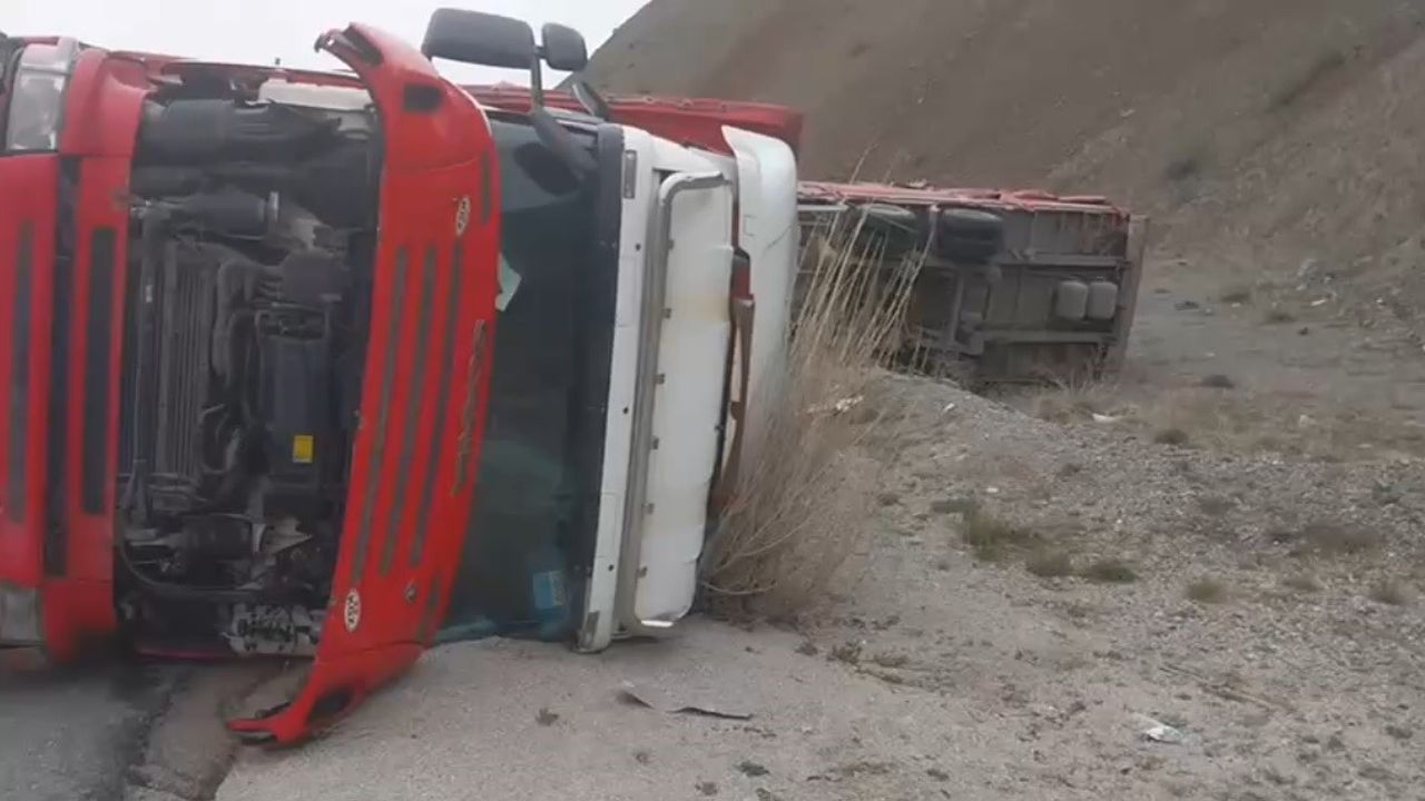 Erzincan’da Beyaz Eşya Yüklü Tır Devrildi