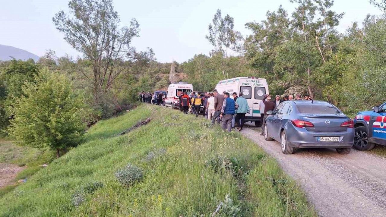 Erzincan’da Devrilen Traktörün Altında Kalan Sürücü Hayatını Kaybetti