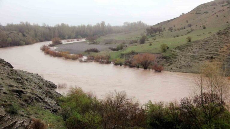 Erzincan’da Karasu Nehri’nin Debisi Arttı