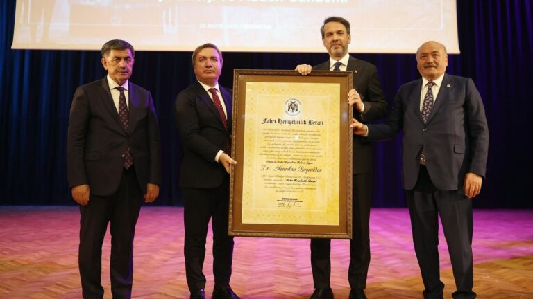 Bakan Bayraktar’a Fahri Hemşerilik Beratı Verildi