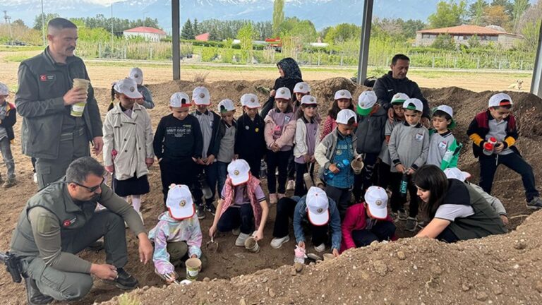 Öğrencilere Fidan Yetiştirme Eğitimi Verildi